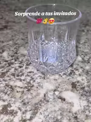 Sorprende a tus invitados con estos vasos que se activan con liquido 😍💯 #vasos #led #partyessentials #fiesta #tiktokmademebuyit 