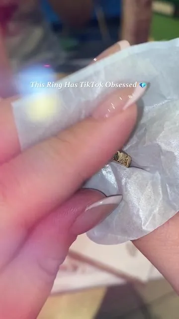 This ring has TikTok obsessed #ring #dealsforyoudays #summerwins #tiktokshopmemorialday #midyearsale 