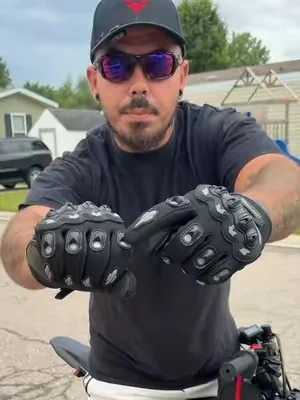 Not quite sure how many times I’ve cracked my nuckels on the brake but those days are over. #heybike #heybikegloves #motorcyclegloves #gloves @Heybike Inc @Heybikesports @Heybike Villain 