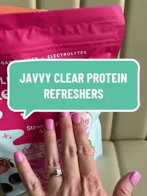 Javvy strawberry acai protein refreshers are so good especially in the summer ☀️💦 @Javvy #proteinrefreshers #dealsforyoudays #clearprotein #strawberryacai 