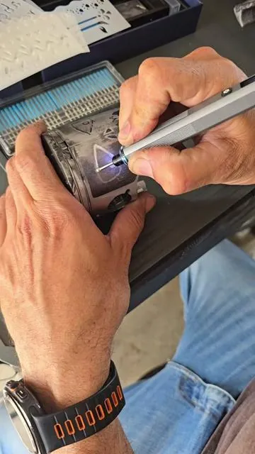 Lápiz grabador eléctrico portátil, ideal para marcar metal, vidrio, madera, plástico, cuero y herramientas. Perfecto para personalizar, identificar piezas o hacer trabajos de detalle en el taller. Ligero, fácil de usar y muy útil para mecánica, electrónica, manualidades y seguridad de herramientas. #engravingpen #tools #diy #workshop #metalworking