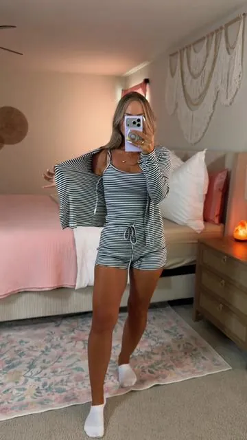 Where’re my loungy girls at?! 👋 Got my true size, small! #3pieceset #loungewear #loungeset #homeoutfits #dealsforyoudays 