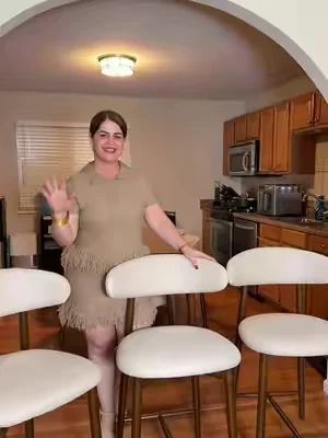 ¿Buscando unas sillas de desayunador que se vean elegantes y también sean cómodas? ✨ Estas le dan un toque moderno a tu cocina, tienen asiento acolchado, respaldo cómodo y una estructura de madera resistente que combina con muchos estilos de decoración. Encima de mi nombre te dejo la tienda oficial para que veas los colores disponibles.  #TikTokShop #HomeDecor #KitchenStyle #BarStools #DealsForYouDays