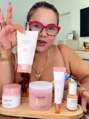 Kit de cuidado facial coreano con colágeno PDRN para una rutina completa de limpieza, hidratación y firmeza. Incluye limpiador, sérum, contorno de ojos, crema y pads faciales para una piel con apariencia más suave y luminosa. Ideal para uso diario. #SkincareCoreano #ColagenoPDRN #RutinaFacial #dealsforyoudays #tiktokshopcreatorpicks 