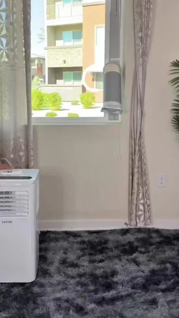 Aire acondicionado pequeño y portátil. De fácil instalación. Perfecto para garajes, espacios pequeños. #aireaacondicionado #aireacondicionadoportáti #portableac #dealsforyoudays 