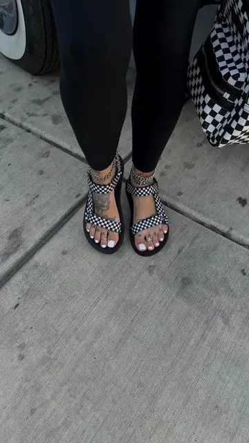 True to size! If you’re a half size go down 🫶 @WateLves Footwear #altoutfits #checkerprint #dealsforyoudays #altmom #comfysandals 