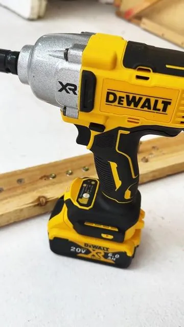 A tu papá o esposo le encantará esta herramienta eléctrica, tiene un cabezal de 1/2 pulgada.#dewalttools #DeWalt #DCF900