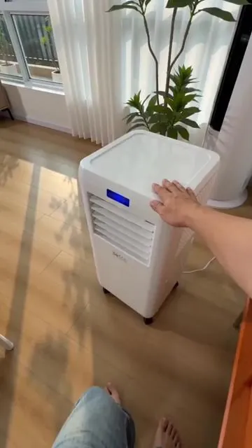 ¿Cansado del calor? 🥵 Descubre el Aire Acondicionado Portátil Garvee de 10000 BTU. Este 3 en 1 enfría, ventila y deshumidifica tu espacio, creando el ambiente perfecto. Con control remoto, temporizador de 24 horas, función auto swing y modo de sueño silencioso, es ideal para habitaciones de hasta 700 pies cuadrados en tu hogar u oficina. Mantente fresco y cómodo sin esfuerzo. ¡Consigue el tuyo hoy! #AireAcondicionadoPortatil #GarveeAC #DealsForYouDays #AIGC #Moras
