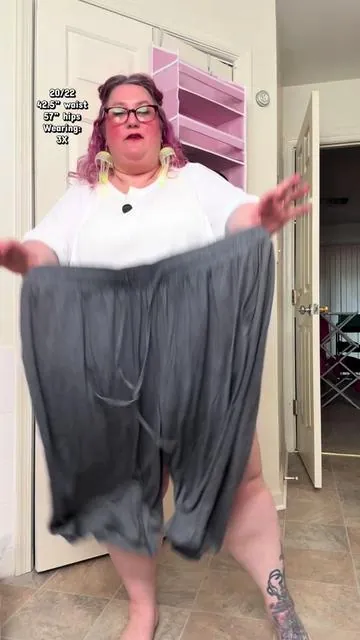 BLOOMCHIC Plus Size Wide-Leg Capri Pants ✨ #capripants #plussizeshorts #plussizesummeroutfits #plussizeoutfitinspo #DealsForYouDays 