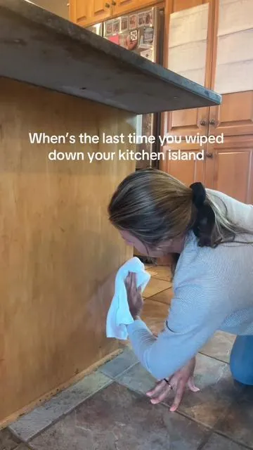 Sticky to perfectly shiney in seconds #cleantok #kitchenhacks #cabinetclean #unclehanks #springclean 
