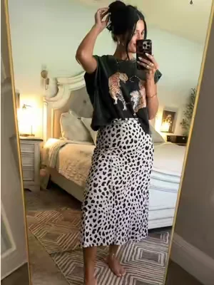 Wearing a M. It’s perfectly roomy on me!  #skirt #womensfashion #ootd #outfitinspo