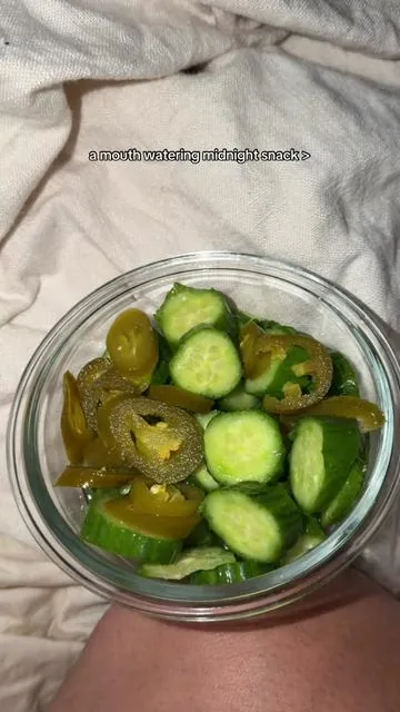 It’s so good omg #midnightsnack #saltandvinegar #saltandvinegarseasoning 