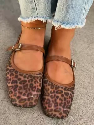 These leopard print Mary Jane shoes are so cute and are going to be the perfect fall shoe! Such a comfortable flat shoe that has adjustable straps and a square toe. Can’t wait to wear these ballet flats all fall long 🍂✨#balletflats #balletshoes #womensflats #maryjanes #maryjaneshoes 