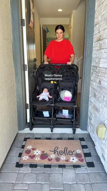 Fold and unfold one handed 😮‍💨 worth it just for that.  #doublestroller #disneylandstroller  #disneytrip #beststroller #parenting 