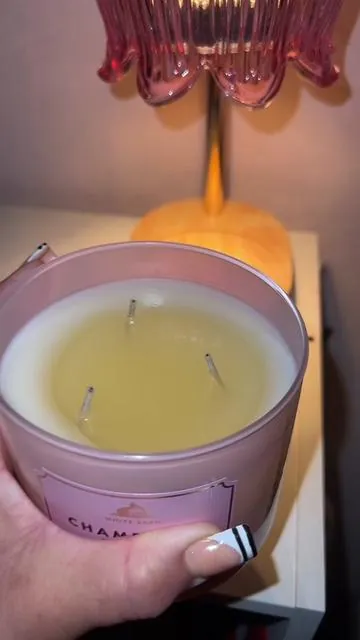Vale la pena Comprar esta calentadora de velas no te arrepentirás tú cuarto huele como si estuviera  ensendida 🔥 NUNCA VUELVAS A ENSEDER UNA VELA!! Con esto ya no gastaremos más en velas por que son más durables 