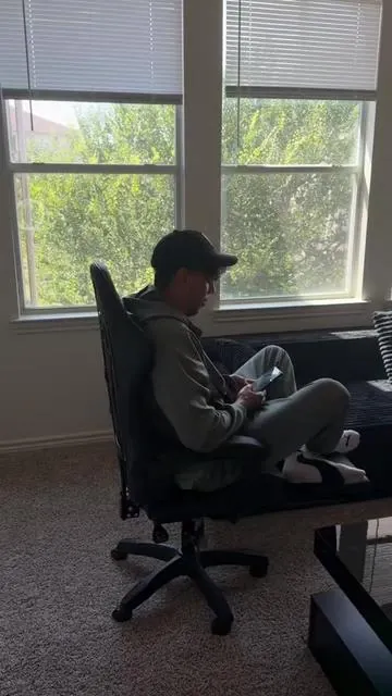 Vengo a desbloquearte una necesidad ¡El upgrade que tu espalda necesita! 🚀 Esta silla ergonómica tiene soporte lumbar, reposapiés ajustable y materiales premium. Soporta hasta 330 LBS y es ultra silenciosa. ¡Comodidad total para tu setup!#sillagamer #gamers #dota #sillaresistente #esposos 