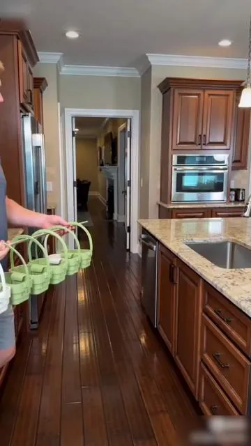 This expandable hanging drain basket is incredibly practical! #usefultips #kitchendrainbasket #homehacks #versatilegadget #kitchenmusthave
