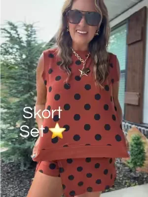 The cutest throw on and goes 🤎🖤  @SCUSTY #skortset #momootd #polkadot #summerset 