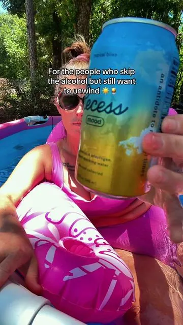 Skipping alcohol doesn’t mean skipping something fun to sip on. 🍋✨ This has become my favorite way to wind down on warm summer evenings. It’s refreshing, calming, and feels like a little self-care in a can. Cheers to relaxing without the next-day regret. 💛🌿#recess #nonalcoholicbeverage #alcoholfree #stresssupport #mocktails 