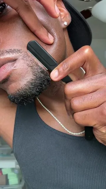 Your lineup isn’t complete without this. #mensgrooming #barber #straightrazor #lineup 