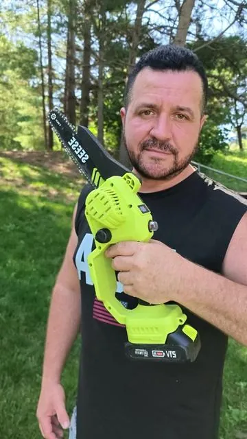 Lo que más me gusta de esta minisierra SEESE es lo ligera y manejable que es: con su barra de 8 pulgadas la agarro con una sola mano y corto troncos en cuestión de segundos, sin el peso ni la complicación de una motosierra de gasolina. Es perfecta para podar, limpiar el jardín o cortar leña en el campamento, y por lo fácil que se usa hasta personas mayores la manejan sin problema. Su motor brushless de 800W gira a 5400 r/min con velocidad de corte de 32.8 ft/s, así que rebana la madera limpio y rápido. Al ser de motor sin escobillas dura más, rinde mejor y aguanta el calor sin recalentarse. Trae sistema de lubricación de cadena con aceite, lo que mantiene los cortes suaves y alarga la vida de la sierra. Es inalámbrica y viene con 2 baterías de 21V, cada una con hasta 20 minutos de uso y carga completa en unas 3 horas, dándome de 120 a 150 cortes. Incluye su estuche, cargador, aceite y herramientas para armarla. El mango ergonómico con seguro reduce el cansancio y le da tranquilidad a quien la usa. Para mí es la herramienta ideal para el jardín y las salidas al aire libre. #MiniChainsaw #CordlessTools #GardeningEssentials #PruningSaw #dealsforyoudays 