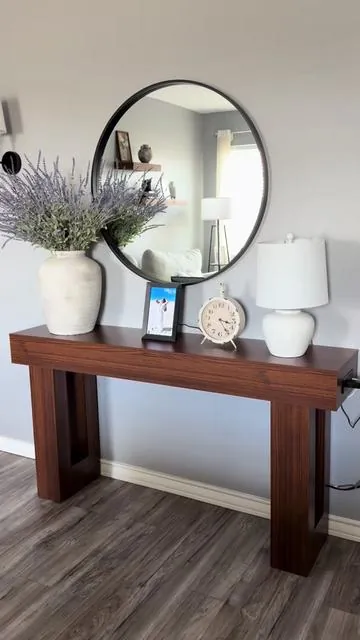 Transformé este rincón con una consola que se ve elegante, moderna y mucho más cara de lo que realmente cuesta. ✨ Además, cuenta con una luz con sensor de movimiento que se enciende automáticamente cuando pasas, un detalle que hace toda la diferencia. #homedecor #homeinspo #furniture #homestyling #decoraciondehogar 