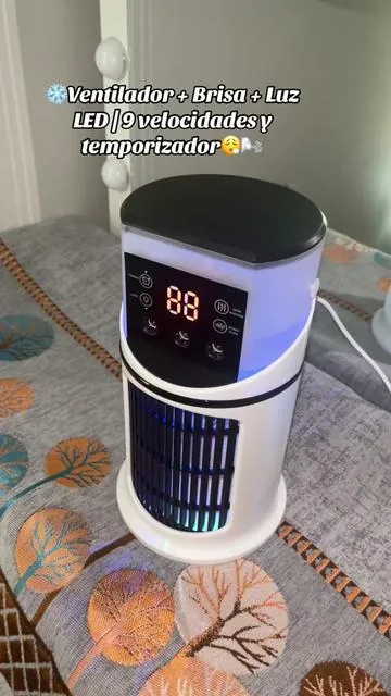 ❄️ Un ventilador compacto con función de brisa, 9 velocidades, temporizador y luces LED. Ideal para hacer más cómodo tu espacio en casa, la oficina o el dormitorio durante los días de calor.#dealsforyoudays #tiktokshopcreatorpicks #ventilador 