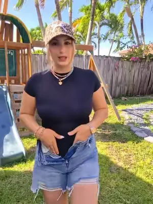 pov: you finally found the bodysuit that stays put. 👏  no bunching, no constant re-tucking, just an east, polished look with jeans, shorts, or work pants. This is the kind of wardrobe basic you'll wear on repeat.  #tiktokshopcreatorpicks #dealsforyoudays #bodysuit #wardrobebasics #feelingirlbodysuit 
