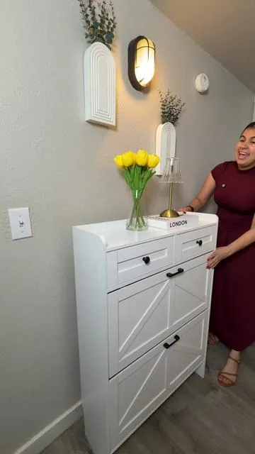 Ya no tengo zapatos regados #entryway #shoes #storage #cabinet #dealsforyoudays 
