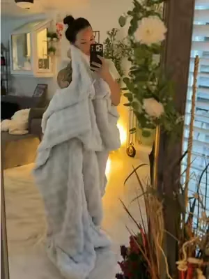 Such a cozy warm blanket  😍🫶🏼 #mellowsleep #cloudblanket #fuzzyblanket #dealsforyoudays 