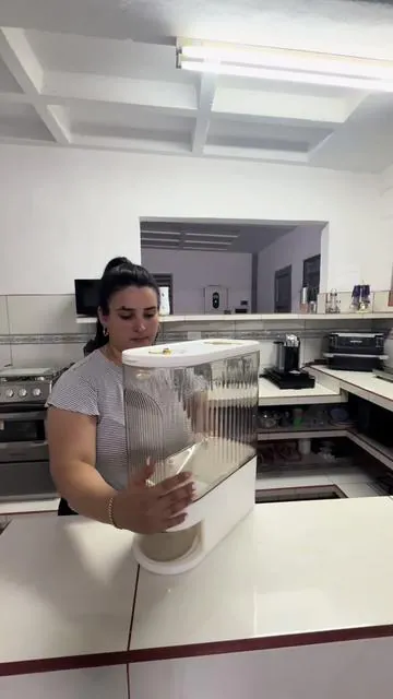 La mejor opción para sacar   de tu cocina las bolsas de arroz, es este dispensador de 22.05 lb !!!! Has que tus días en la cocinan sean más fáciles !!!