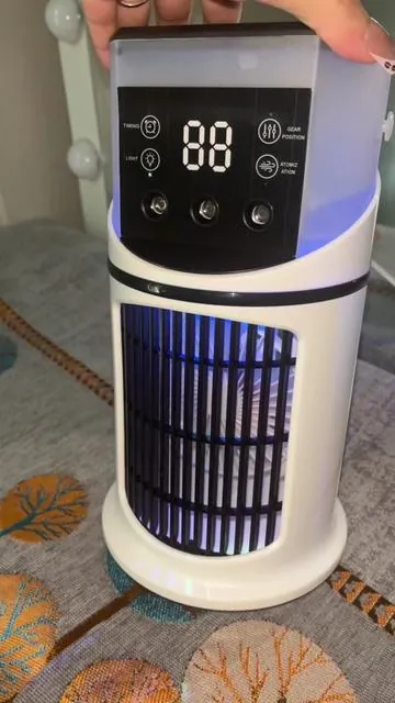Este calor ya no se aguanta… Este ventilador con función de brisa combina 9 velocidades, temporizador de 8 horas, luces LED de 7 colores y pulverización de agua para hacer tus espacios mucho más cómodos. Ideal para la recámara, la oficina o cualquier rincón de la casa. ✨#dealsforyoudays #tiktokshopcreatorpicks 