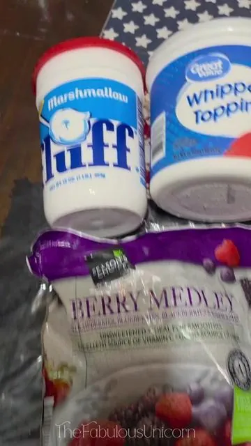 Let's make a Patriotic dessert! 🇺🇸🎇🧨 #dessert #recipes #yummy #delicious #TheFabulousUnicorn 