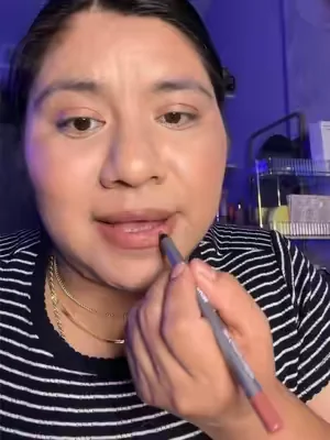 Lápiz labial que hace que tus labios se vean grandes y que es aprueba de agua #lapizlabial #apruebadeagua #labiosgrandes #labiosbonitos #dealsforyoudays 
