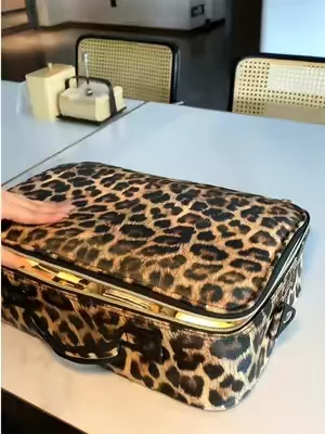#makeupbag #whatsinmybag #girlbeauty #travelbag #makeupmirror 