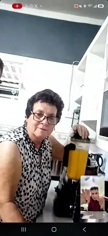 Le dije a mis padres que me ayudarán a promocionar un producto en tik tok y esto se salió de control ! 🤣🤣🤣 ¿Saben por qué soy tan sencillo? ¿Por qué me mantengo auténtico y sincero? ¿Por qué no me deslumbran los lujos? ¿Por qué nunca voy a creerme mejor que nadie? Porque quienes me criaron fueron las personas más humildes, sencillas y nobles que he conocido en mi vida. Lo que más he admirado de mi mamá y de mi papá es que siempre han sido ellos mismos, en todo momento y en cualquier lugar. Nunca sintieron la necesidad de impresionar a nadie, de aparentar lo que no eran o de vivir para la aprobación de los demás. Ellos me enseñaron que el verdadero valor de una persona no está en lo que tiene, sino en cómo vive y cómo trata a los demás. Y con el tiempo entendí que esa también es una forma de ser millonario: tener la tranquilidad de ser auténtico, la humildad de mantenerse sencillo y la libertad de no necesitar demostrarle nada a nadie. . . . #humor #funny #lol #viral #comedia 