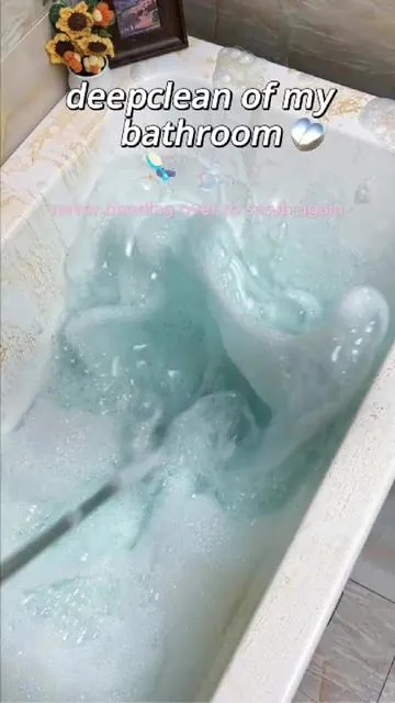 Finally, a way to deep clean my tub without scrubbing for hours. Lazy girl cleaning just got so much easier. 🛁✨#BathroomCleaning #LazyCleaning #DeepCleanHacks #CleanTok