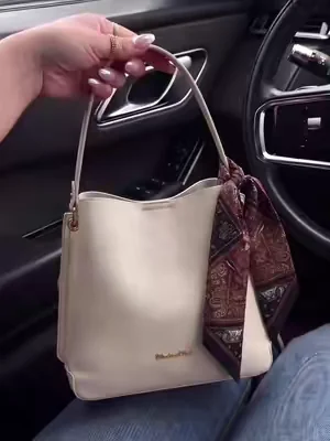 The product is in the cart, my dear friends. #womenbags #handbags #bags #womenbag #bag 