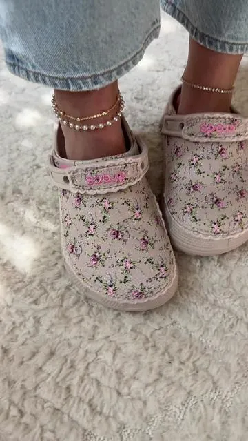 aren’t these the cutest ones out of the entire listing 🎀🤌🏼🩷🌸 #crocs #tiktokshopcreatorpicks 