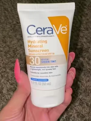 It’s summer and you’re gonna want a sheer tint sunscreen and the only one I highly recommend is @CeraVe grab this up before you go to the beach or to the pool 🛒👆🏼🛒👆🏼🛒👆🏼 #cerave #ceravepartner #sunscreen 