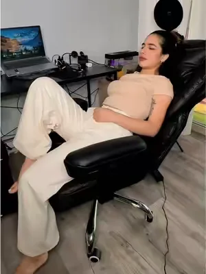 Realmente cómodo poder estar horas aquí 🖤#sillagamer #silladeoficina #officechair #DealsForYouDays #summerwins @GTPLAYER 