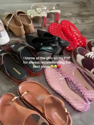 The girlies always give me the best recommendations so many good shoes being dropped lately😍😍  #jellyslides #summersandal #dealsforyoudays #summerwins #sneaker 