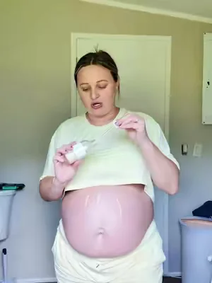 Pregnant girlies let me put you on to this true belly serum! You need to start hydrating your belly the day you find out you are pregnant! #pregnant #moisturizer #stretchmarkremoval #stretchmarks 