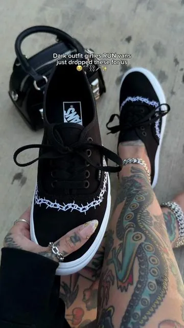 SO PERFECT 🖤 @vans #vans #altoutfits #altgirl #blackoutfit #dealsforyoudays 