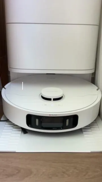 My new favorite mom hack.🤭#robotvaccuum #vacuumcleaner #sahmlife #cleaninghacks #momhacks 