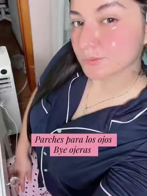 Una mujer que no sufra de ojeras increíble mi realidad es que yo si tengo ojeras duermo poco mucho estrés cansancio pero estos parches los amo me an ayudado #cosrx #parchesdehidrogel #parchesparaojos #ojeras #cosrxdermskincare 