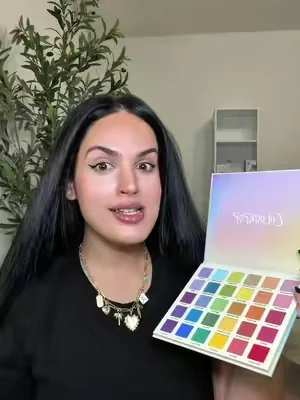 Paleta de sombras con bastantes colores que utilizo para varios maquillajes #sombra #maquillaje #makeuphacks #dealsforyoudays #summerwins 