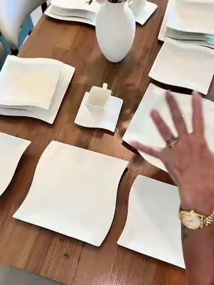 Juego de vajilla de porcelana para 6 personas con diseño moderno efecto mármol. Incluye platos llanos, platos de postre, platos hondos y tazas, ideal para darle un toque elegante a tu mesa en el día a día o en ocasiones especiales. #VajillaDePorcelana #DecoracionDeMesa #HogarElegante #dealsforyoudays #tiktokshopcreatorpicks @MALACASA 