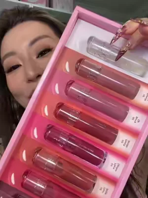 Rom&nd lip oil to blur and iron off those lip lines. @Rom&nd US #romand #lipoil #lipgloss #kbeaty #lipproducts 