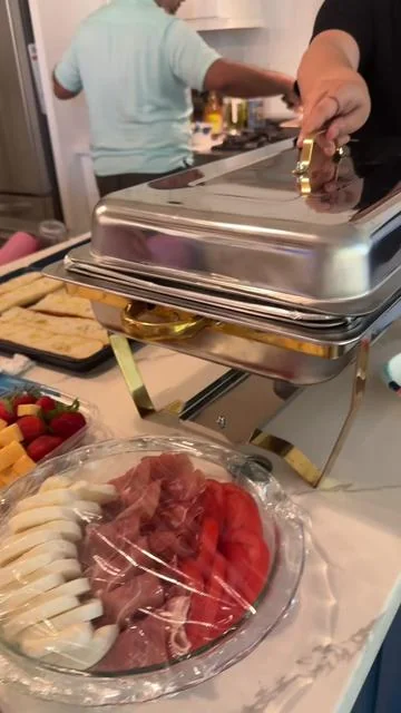Keeps food piping hot or ice cold until ready to eat! #chafingdish #hostingtips #hostingera #foodservice #dealsforyoudays 